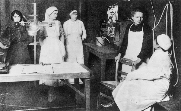 Fallecimiento de Marie Curie - Marie Curie explicando la radioterapia en un hospital