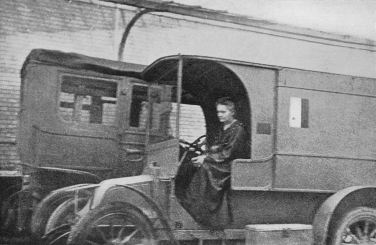 Fallecimiento de Marie Curie - Marie Curie en un camión de Rayos X portátil