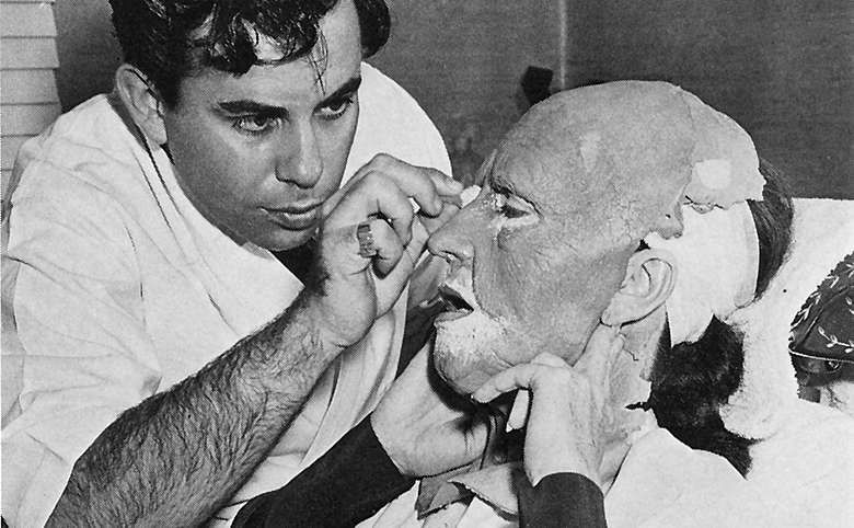 Bud Westmore creando una prótesis cinematográfica