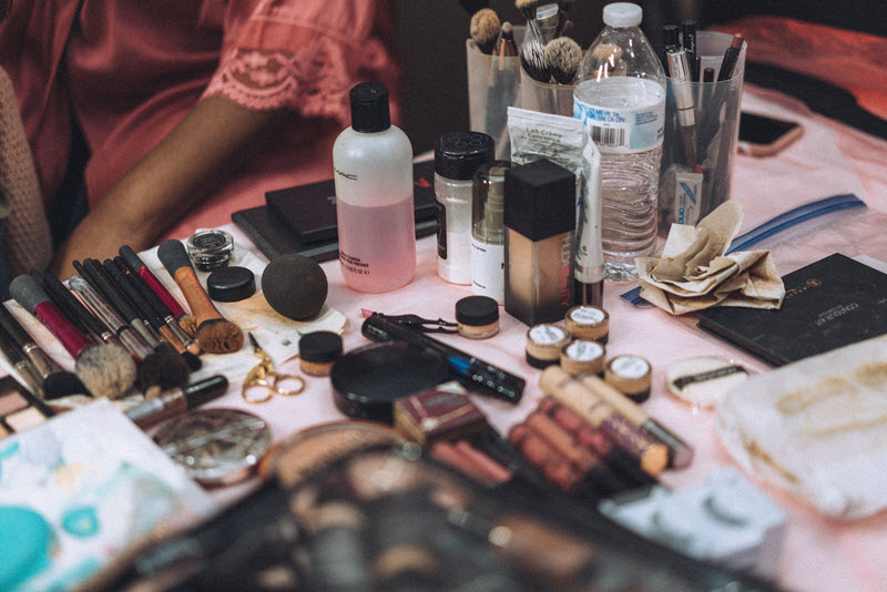 Productos de maquillaje para el día internacional del maquillador