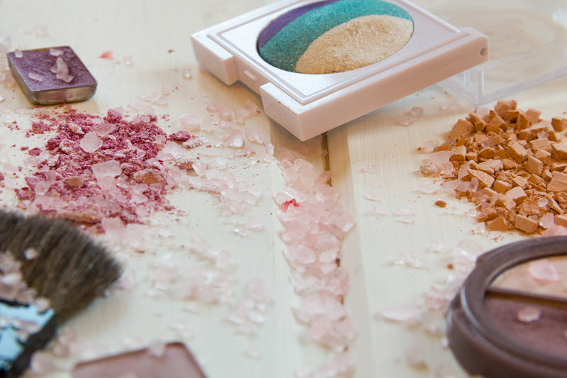 Elementos de maquillaje para el día internacional del maquillador